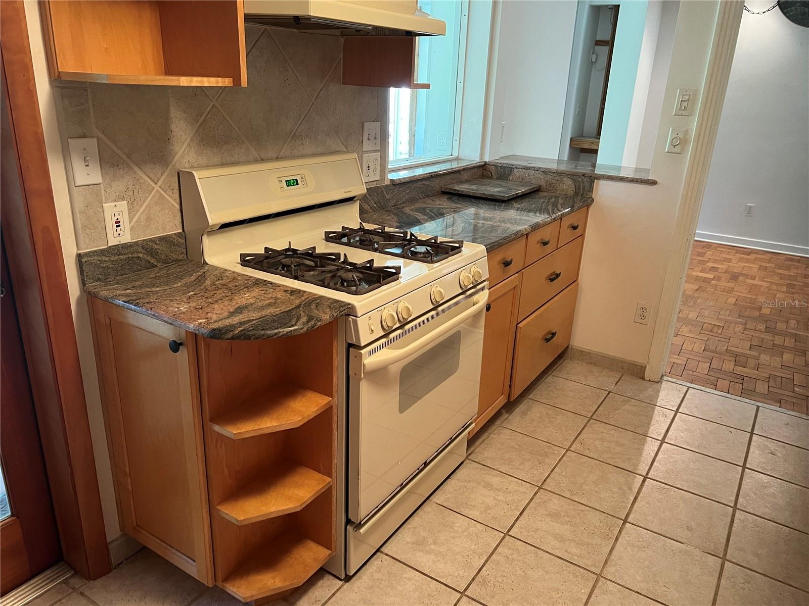 Listing photo id 9 for 1832 11 Road