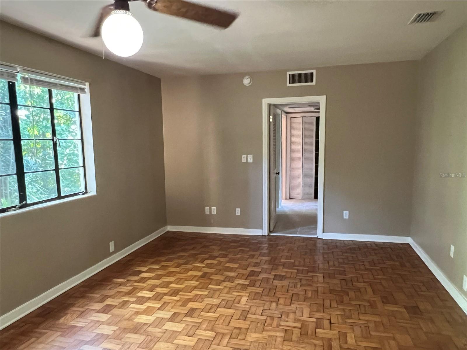Listing photo id 12 for 1832 11 Road