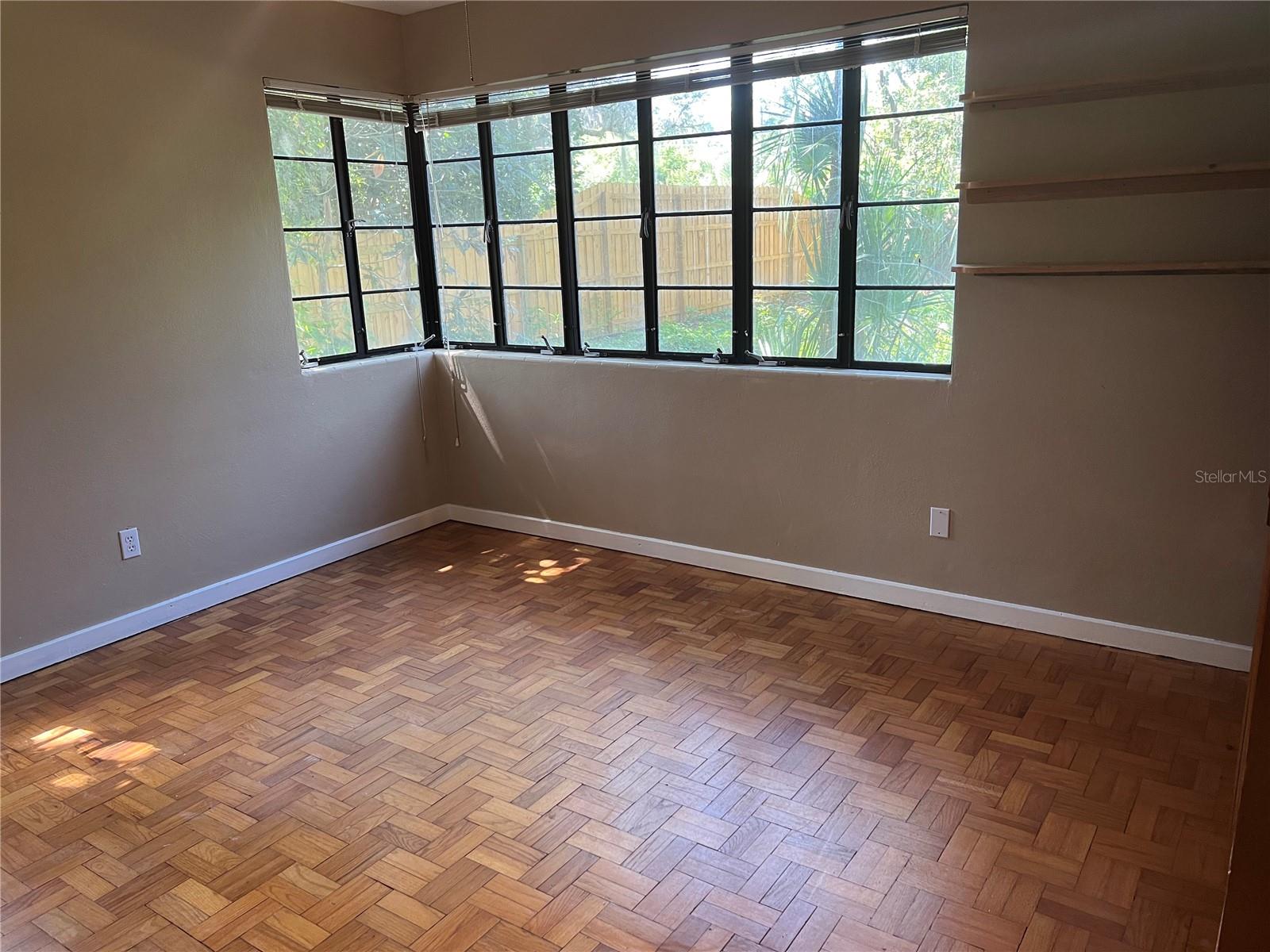 Listing photo id 13 for 1832 11 Road
