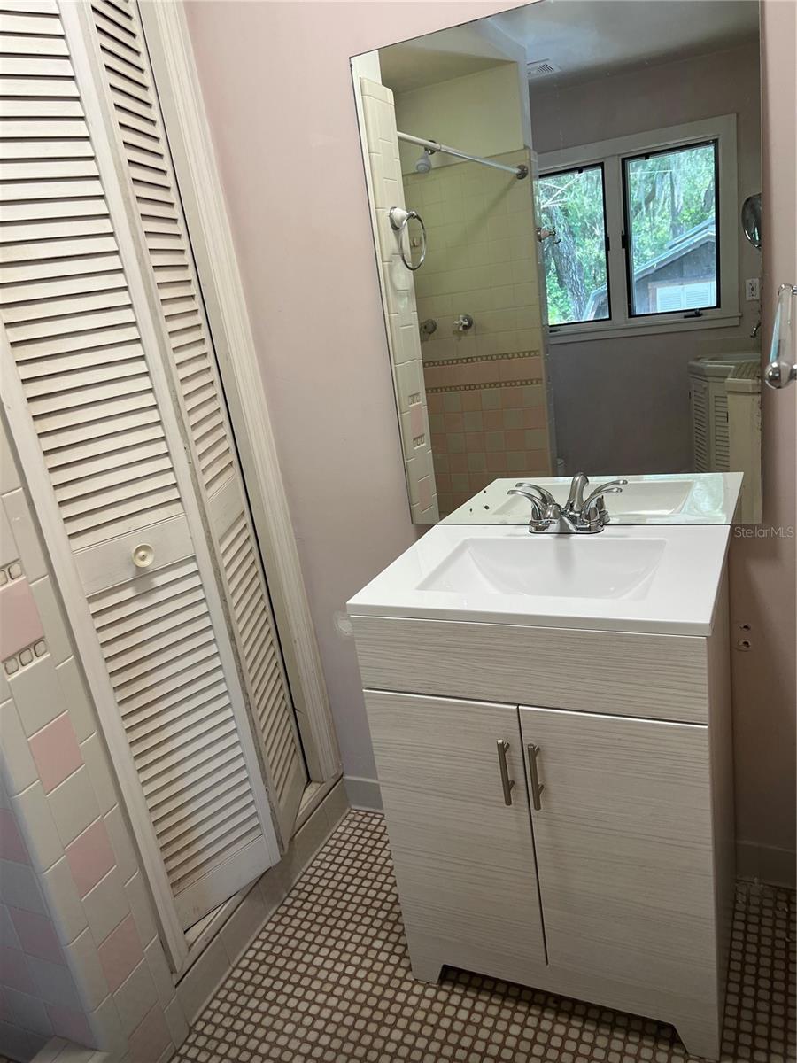 Listing photo id 16 for 1832 11 Road