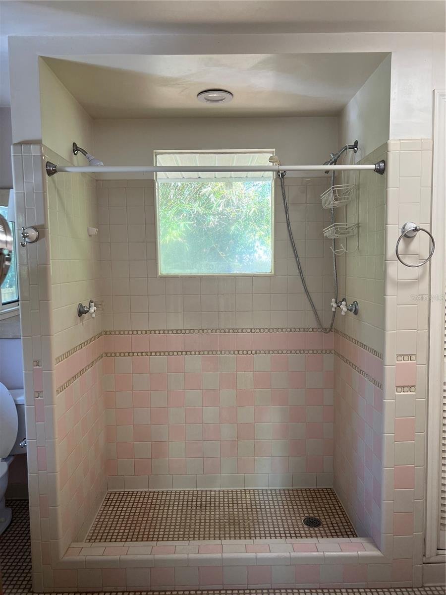 Listing photo id 17 for 1832 11 Road