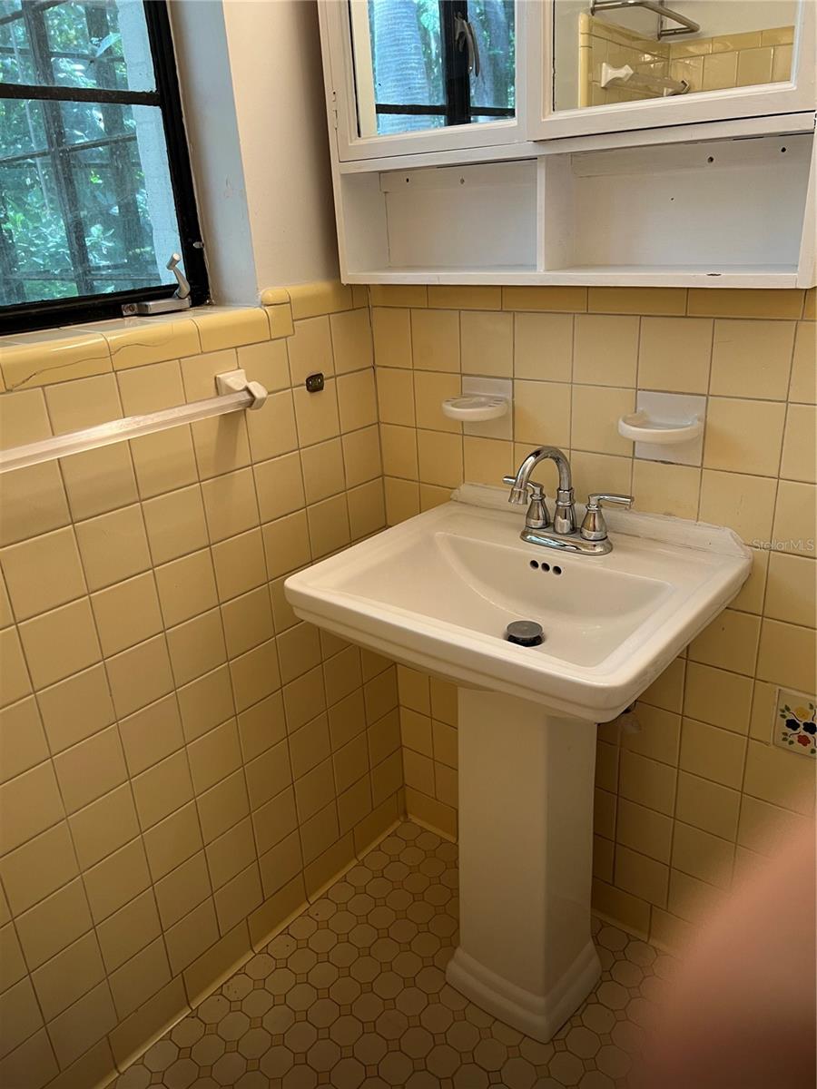 Listing photo id 18 for 1832 11 Road
