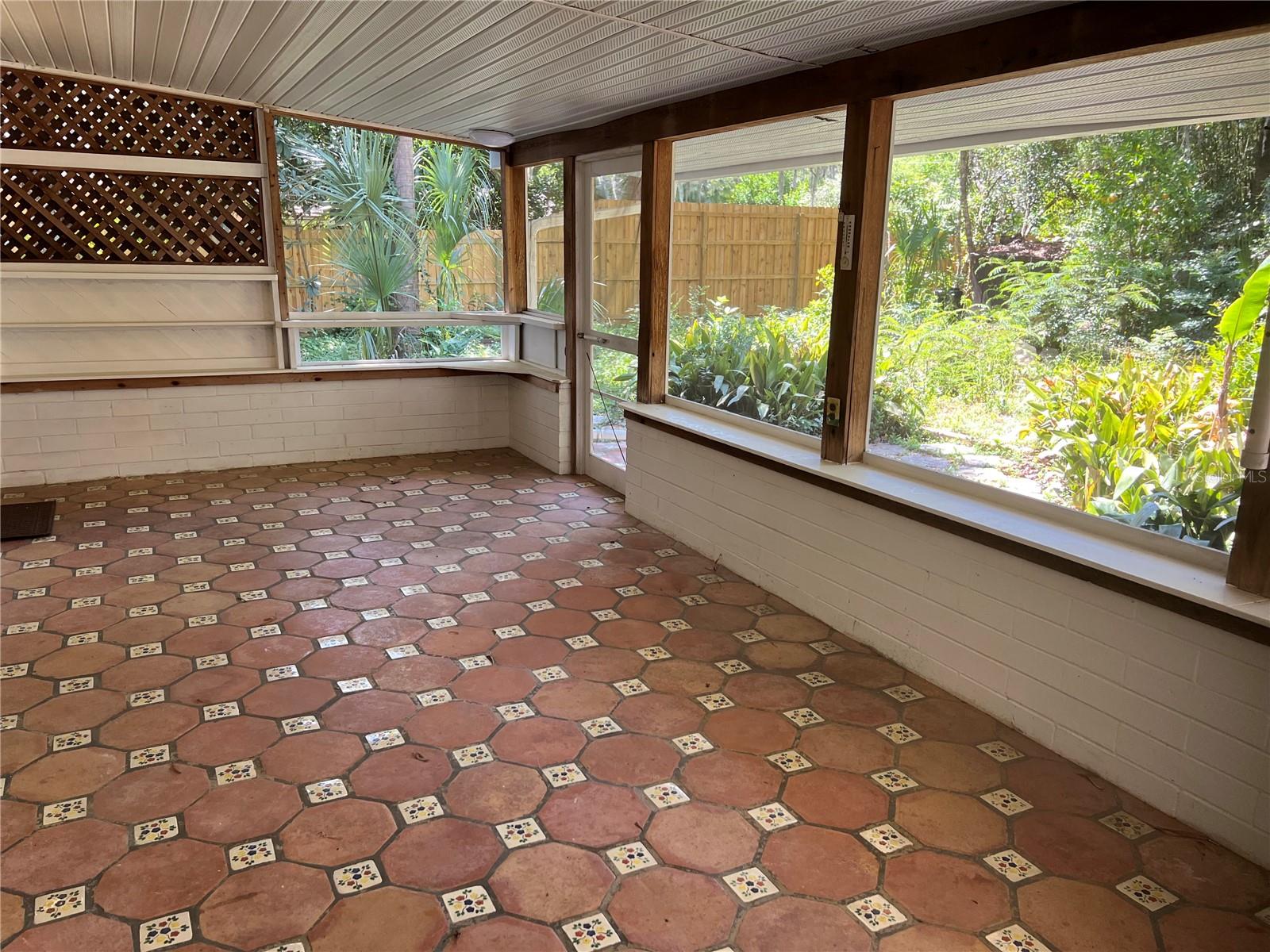 Listing photo id 20 for 1832 11 Road