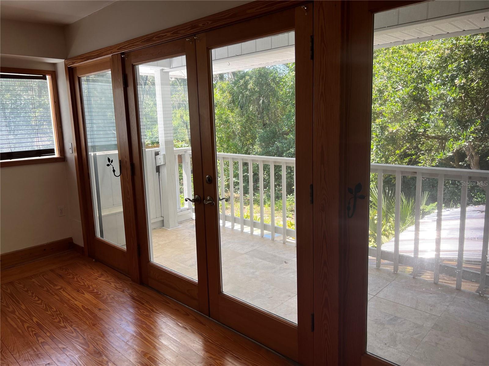 Listing photo id 5 for 1832 11 Road