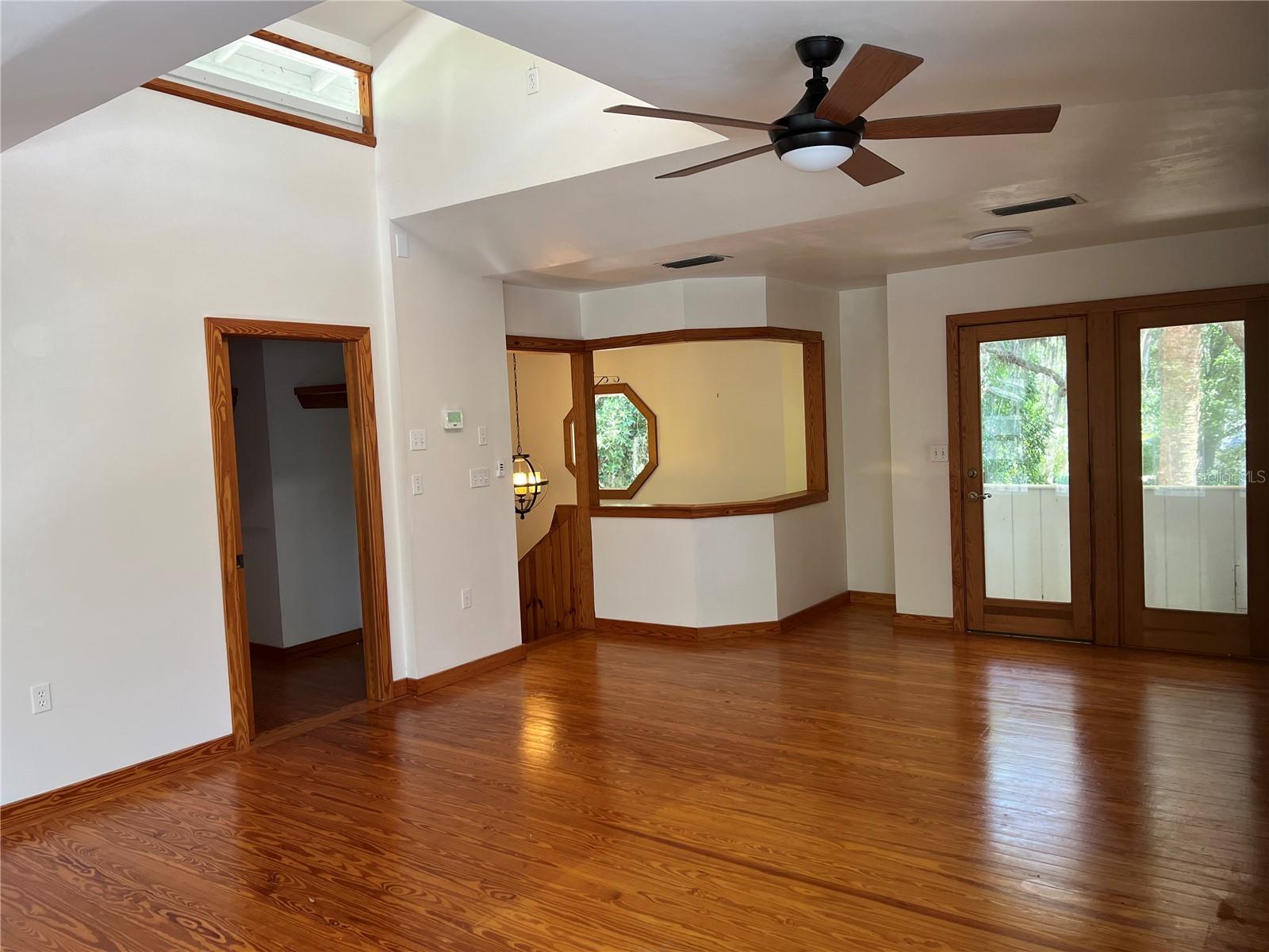 Listing photo id 6 for 1832 11 Road