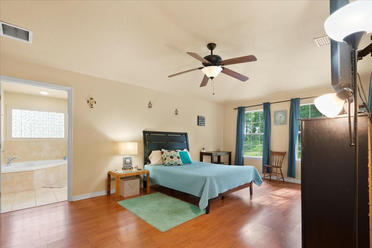 Image 7 of 39 For 1006 12th Drive