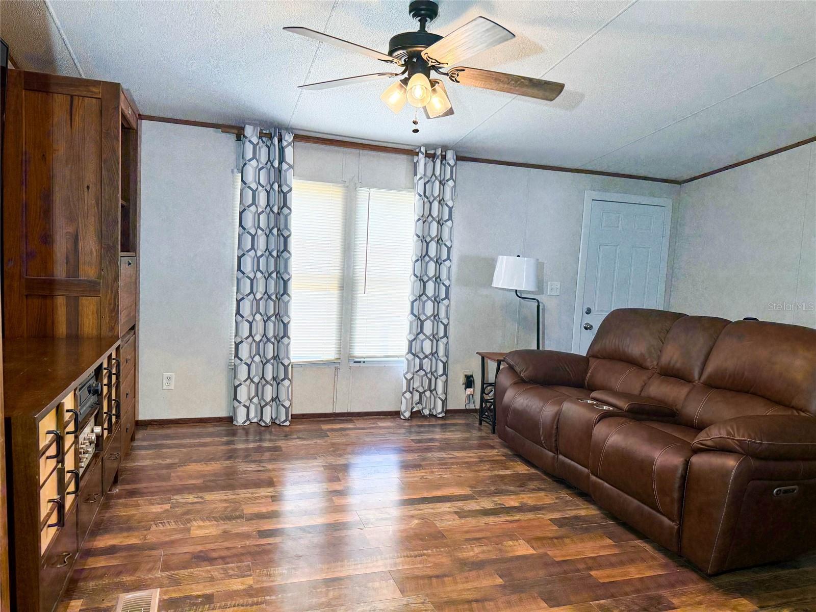 Image 11 of 39 For 104 Waterway Avenue
