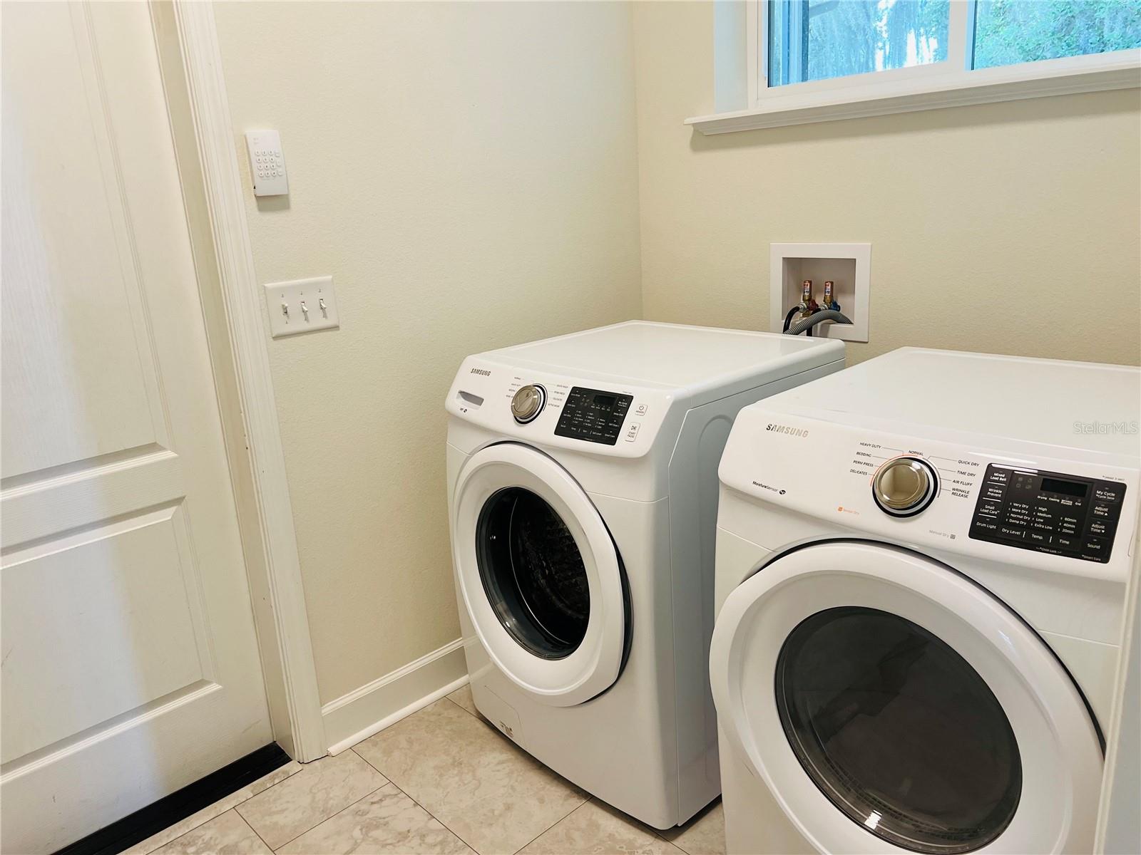 Image 15 of 21 For 12037 28 Avenue Sw