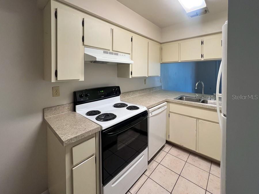 Image 3 of 23 For 2635 35th Place 404