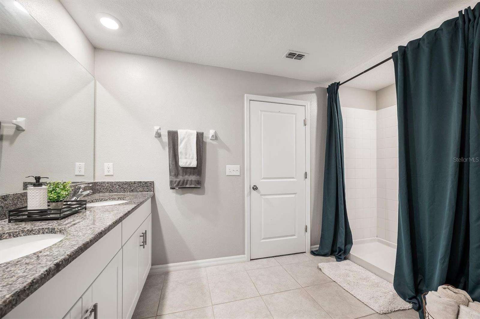Listing photo id 11 for 9217 58th Circle