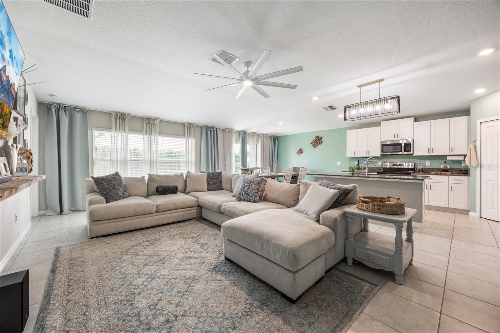 Listing photo id 7 for 9217 58th Circle