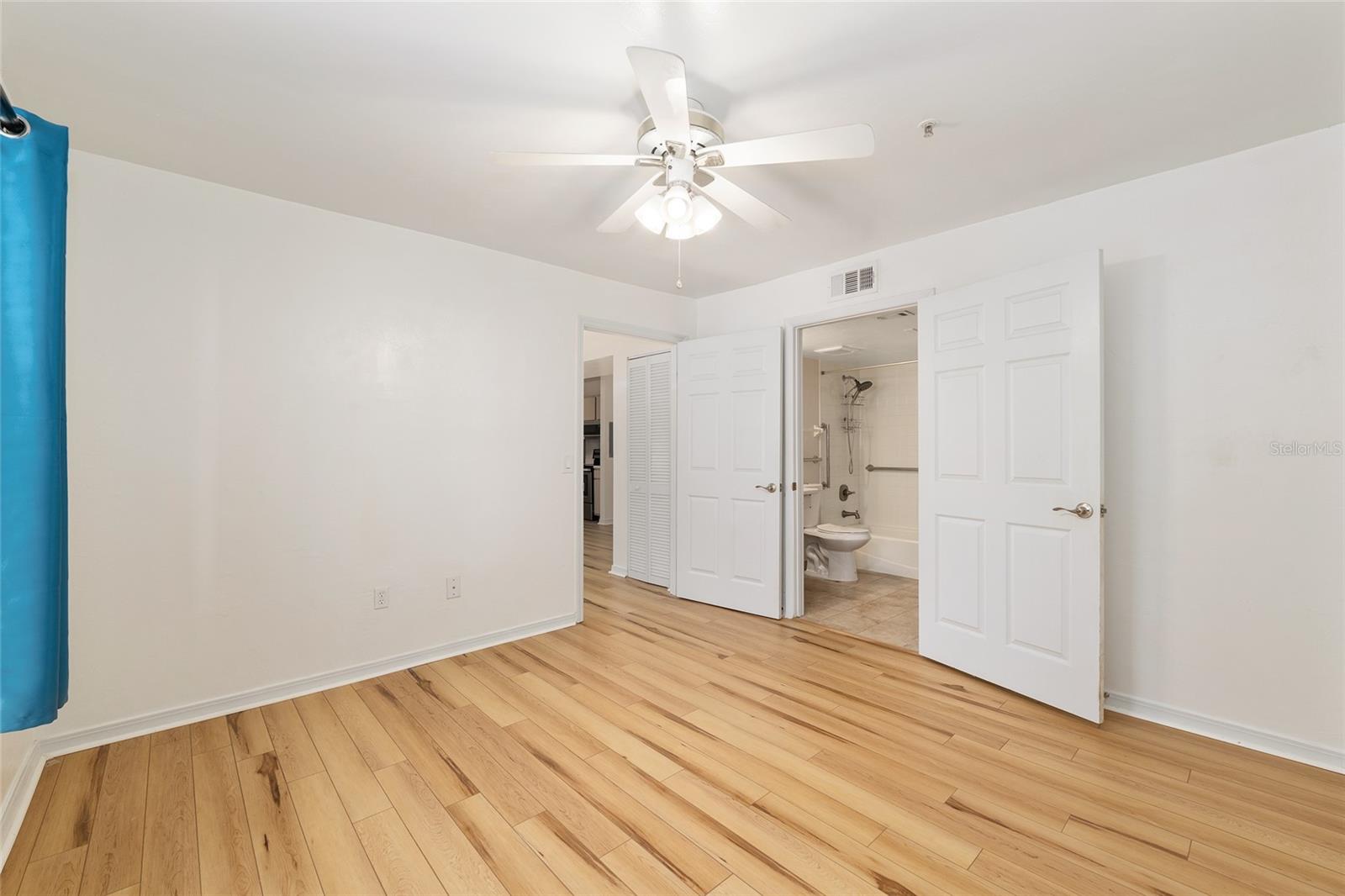Image 4 of 38 For 2360 Archer Road 204