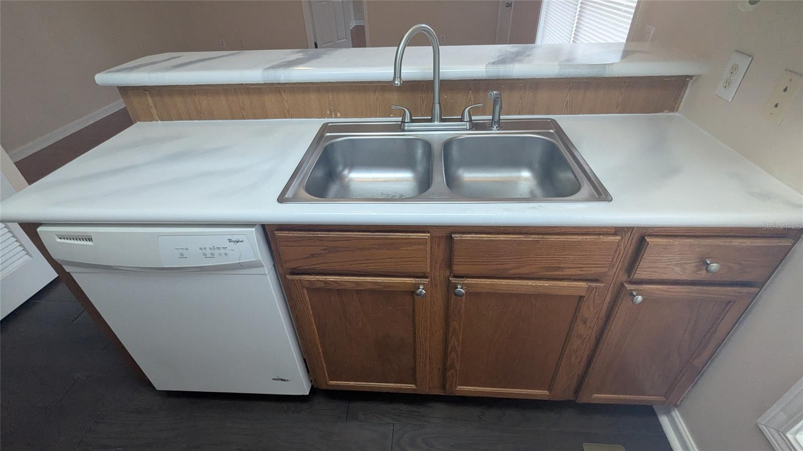 Image 21 of 29 For 2905 Archer Road T5028