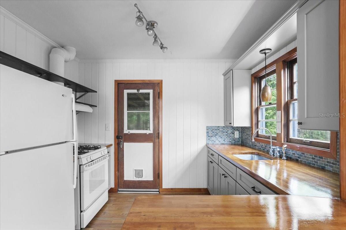 Image 8 of 32 For 916 9th Street
