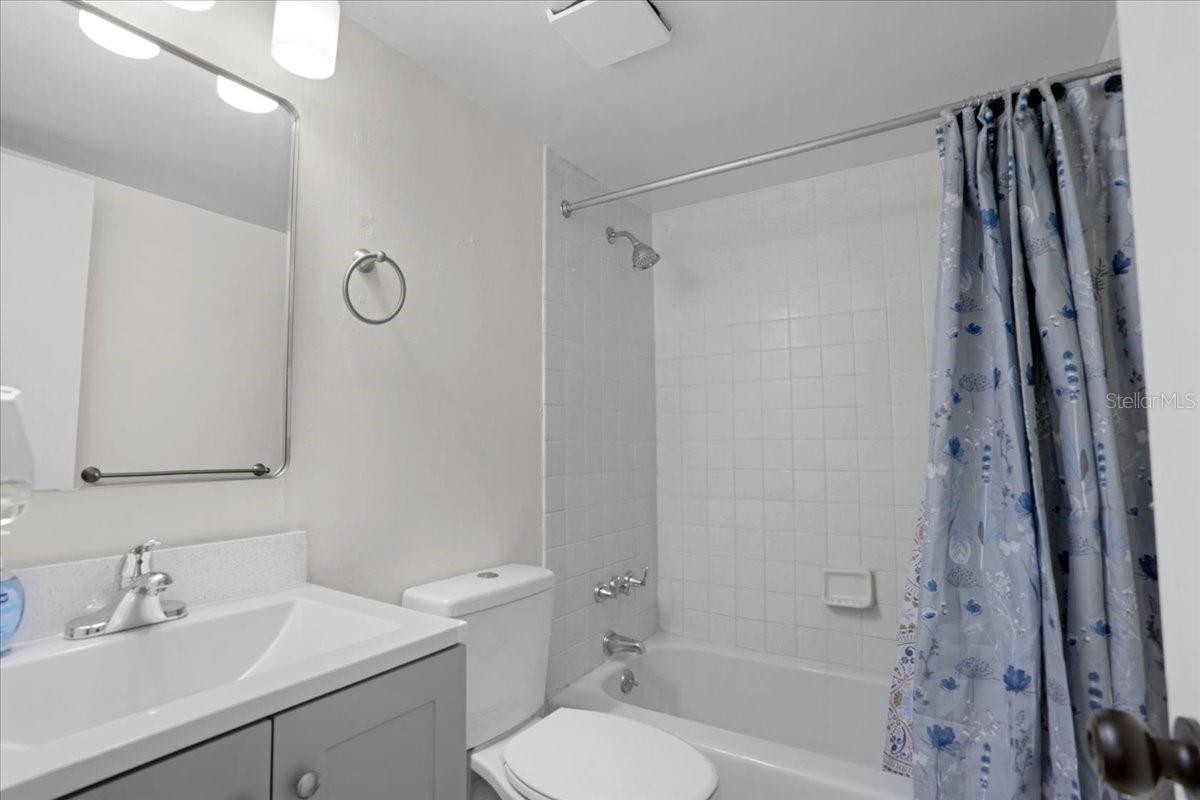Image 18 of 23 For 1700 16th Court E30