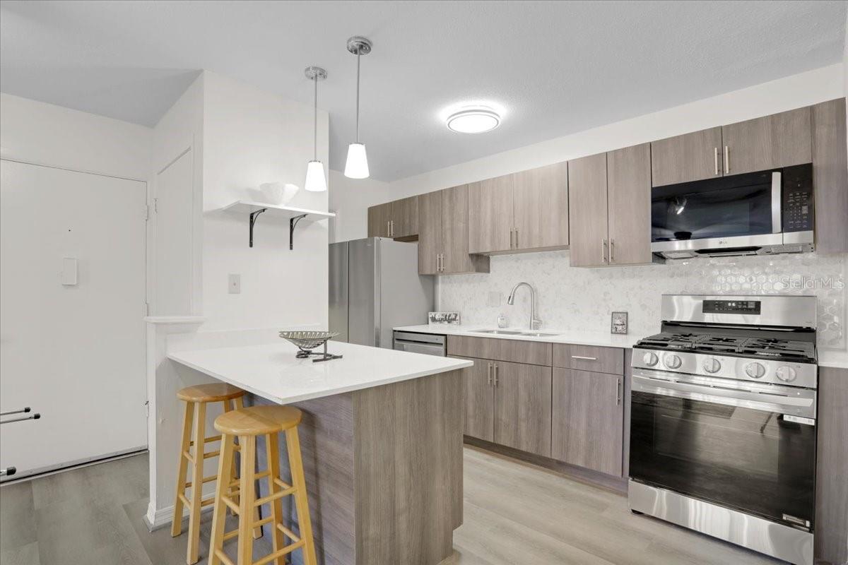 Image 7 of 23 For 1700 16th Court E30