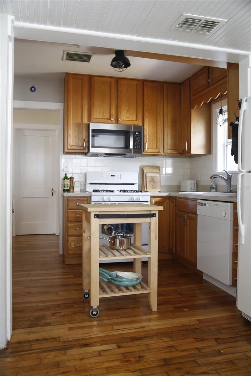 Image 6 of 18 For 716 10th Avenue