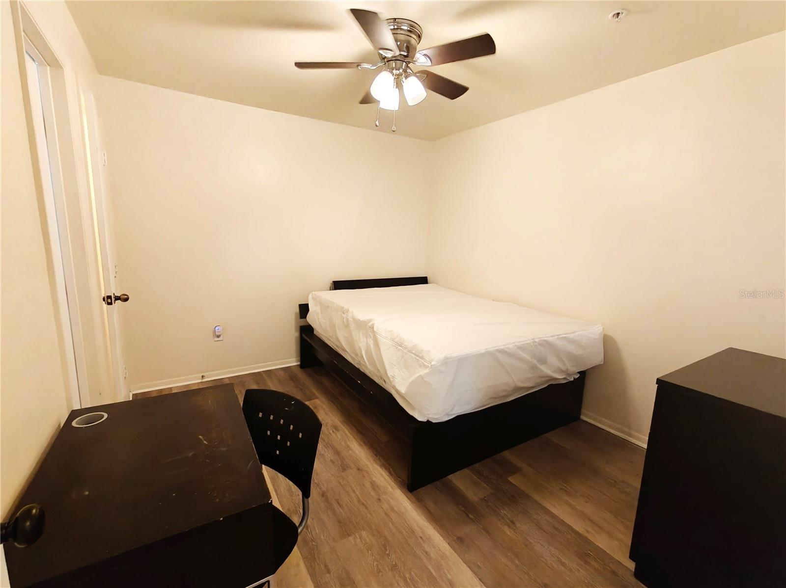 Image 14 of 18 For 4000 23rd Street 5-207 Room