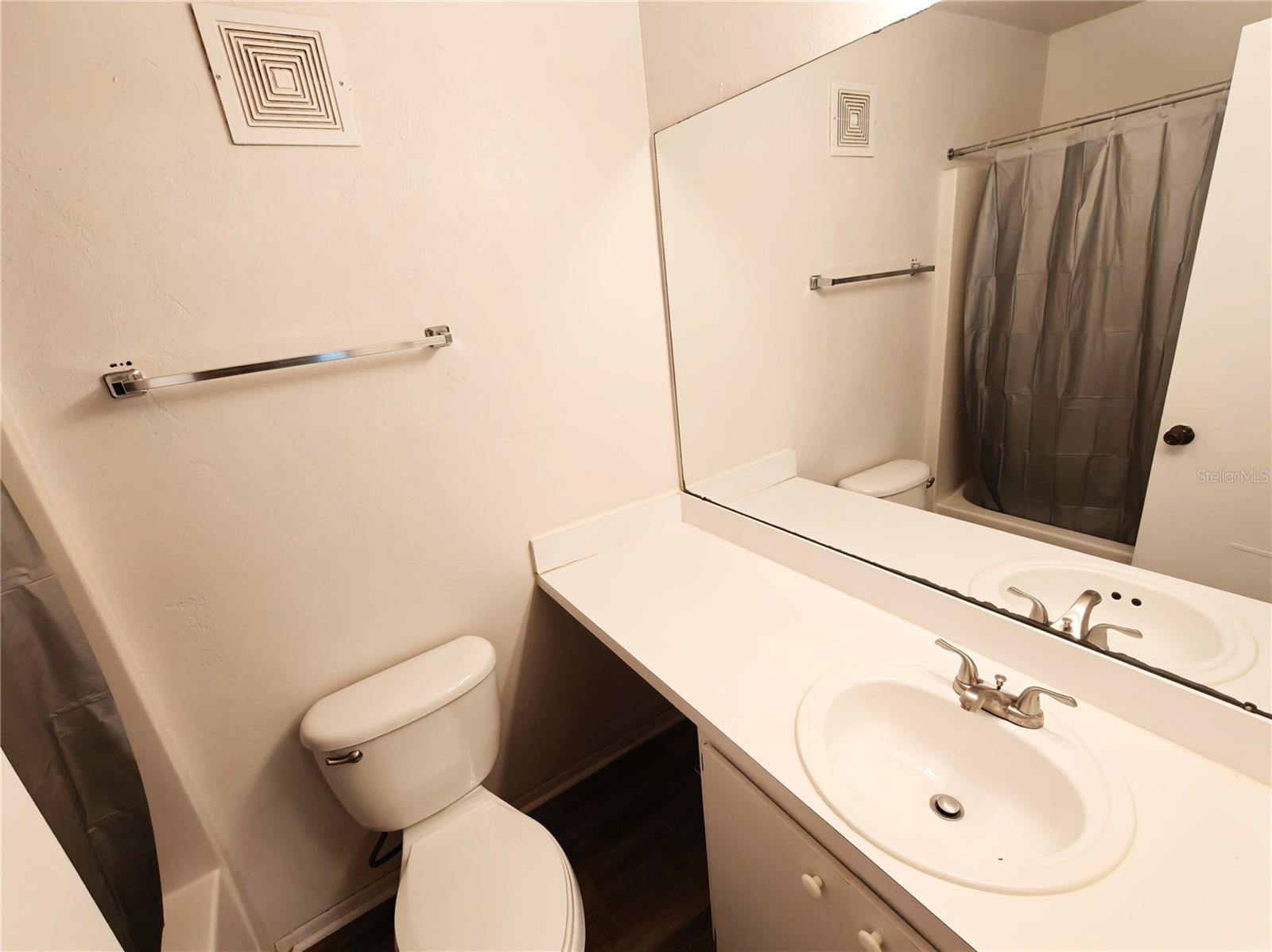 Image 14 of 19 For 4000 23rd Street 5-207 Room