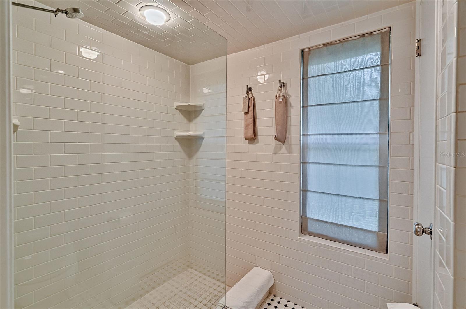 Image 19 of 40 For 2430 38th Drive