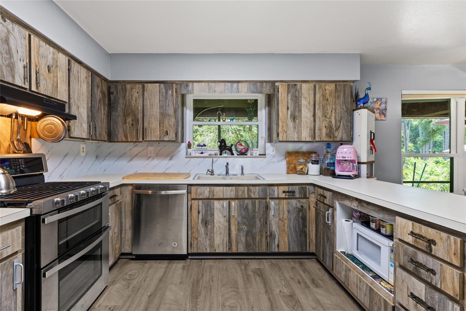 Image 17 of 42 For 9816 87th Drive