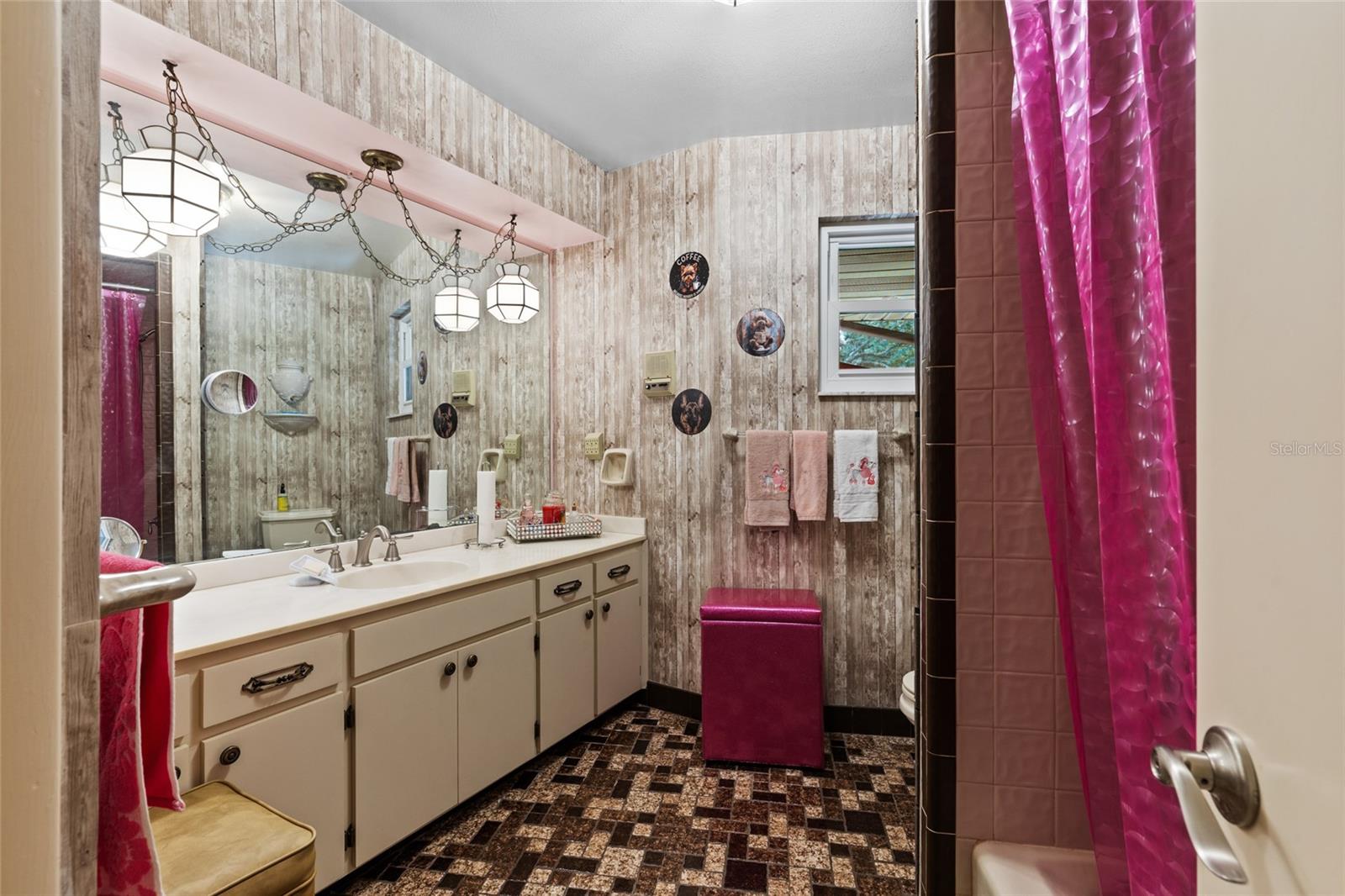 Image 21 of 42 For 9816 87th Drive