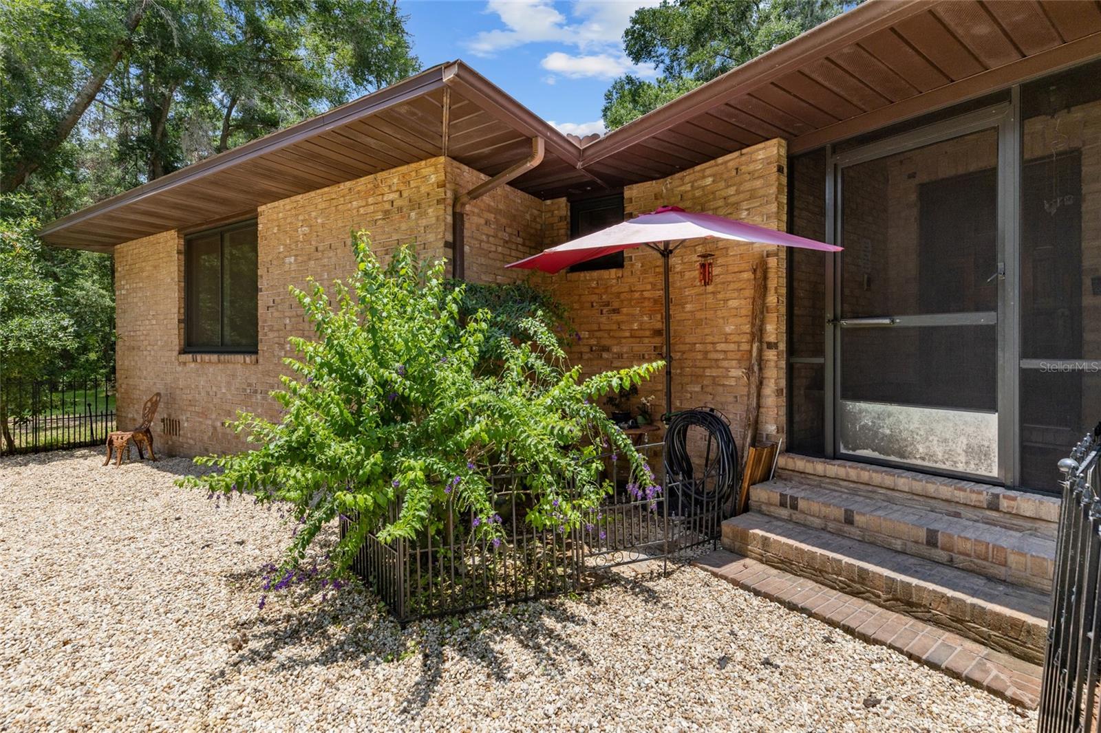 Image 4 of 42 For 9816 87th Drive
