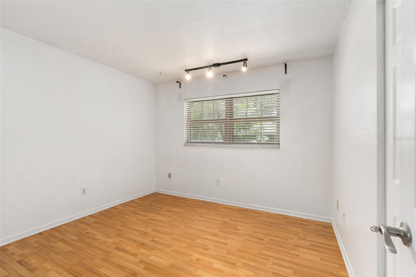 Image 15 of 25 For 5 28th Terrace