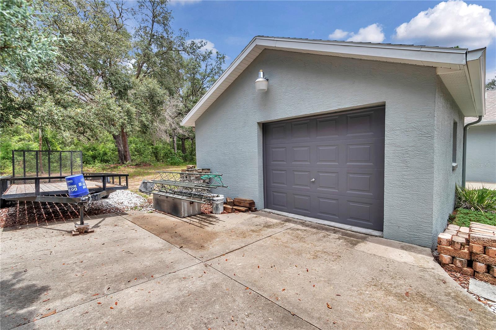 Listing photo id 18 for 8198 Brook Way