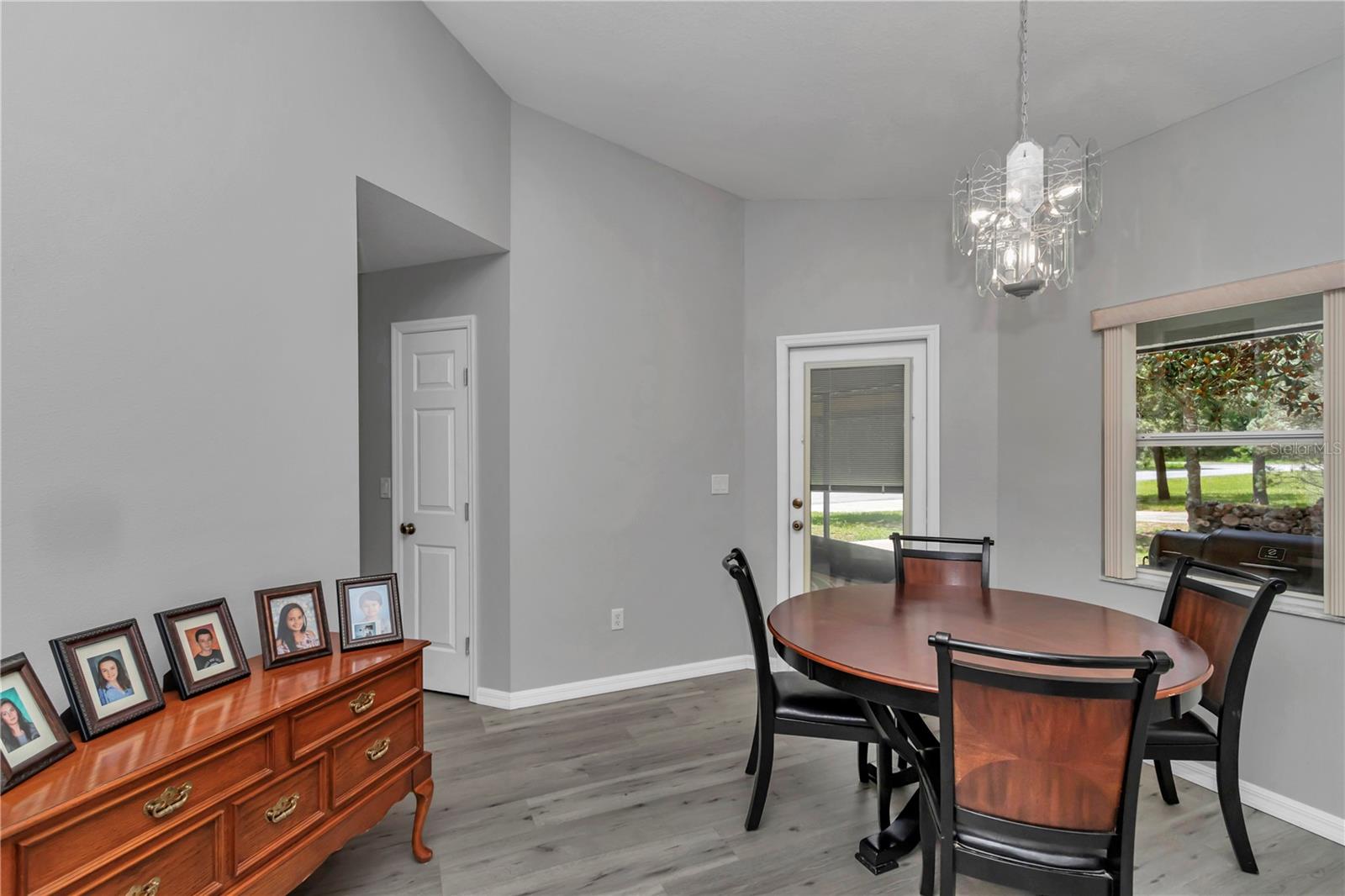 Listing photo id 27 for 8198 Brook Way