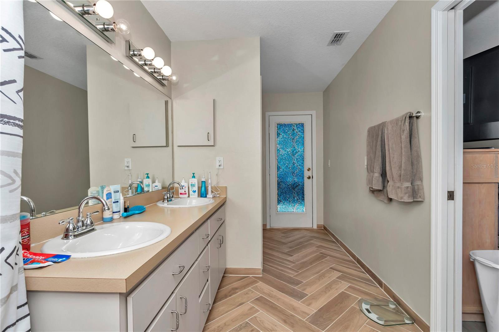 Listing photo id 46 for 8198 Brook Way