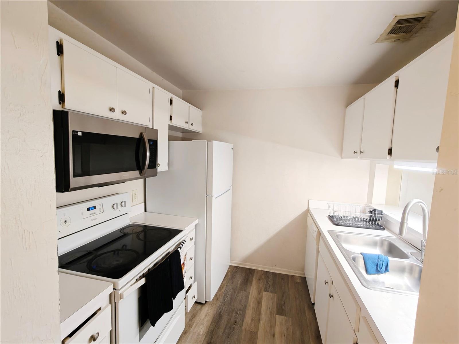 Image 11 of 19 For 4000 23rd Street 5-207 Room