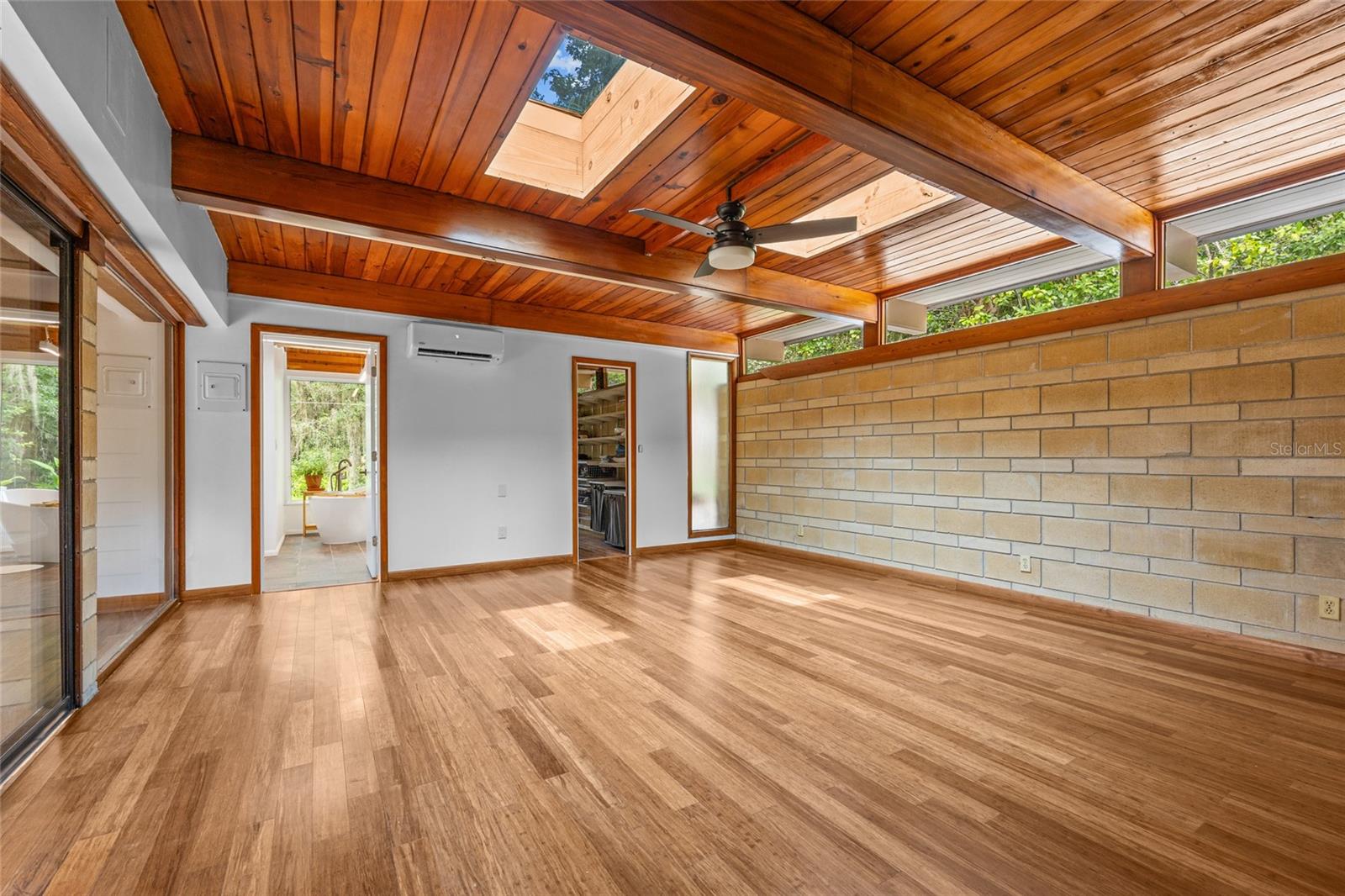 Image 18 of 49 For 32 43rd Terrace