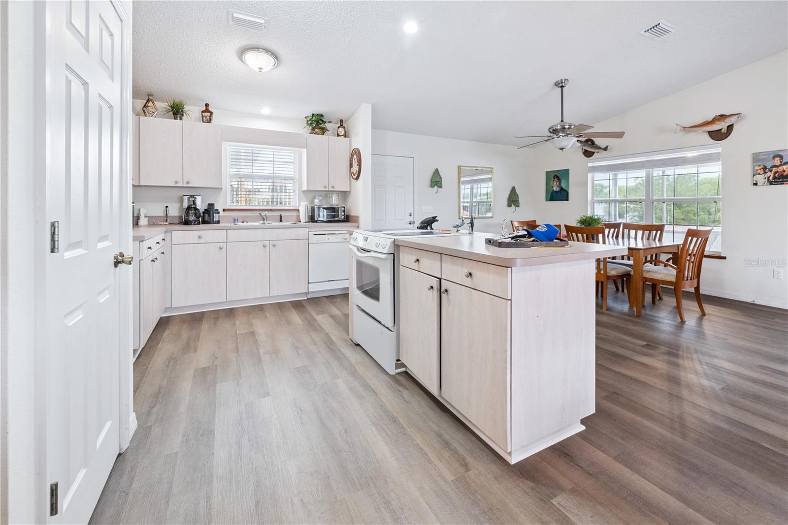 Image 31 of 50 For 78 901 Avenue