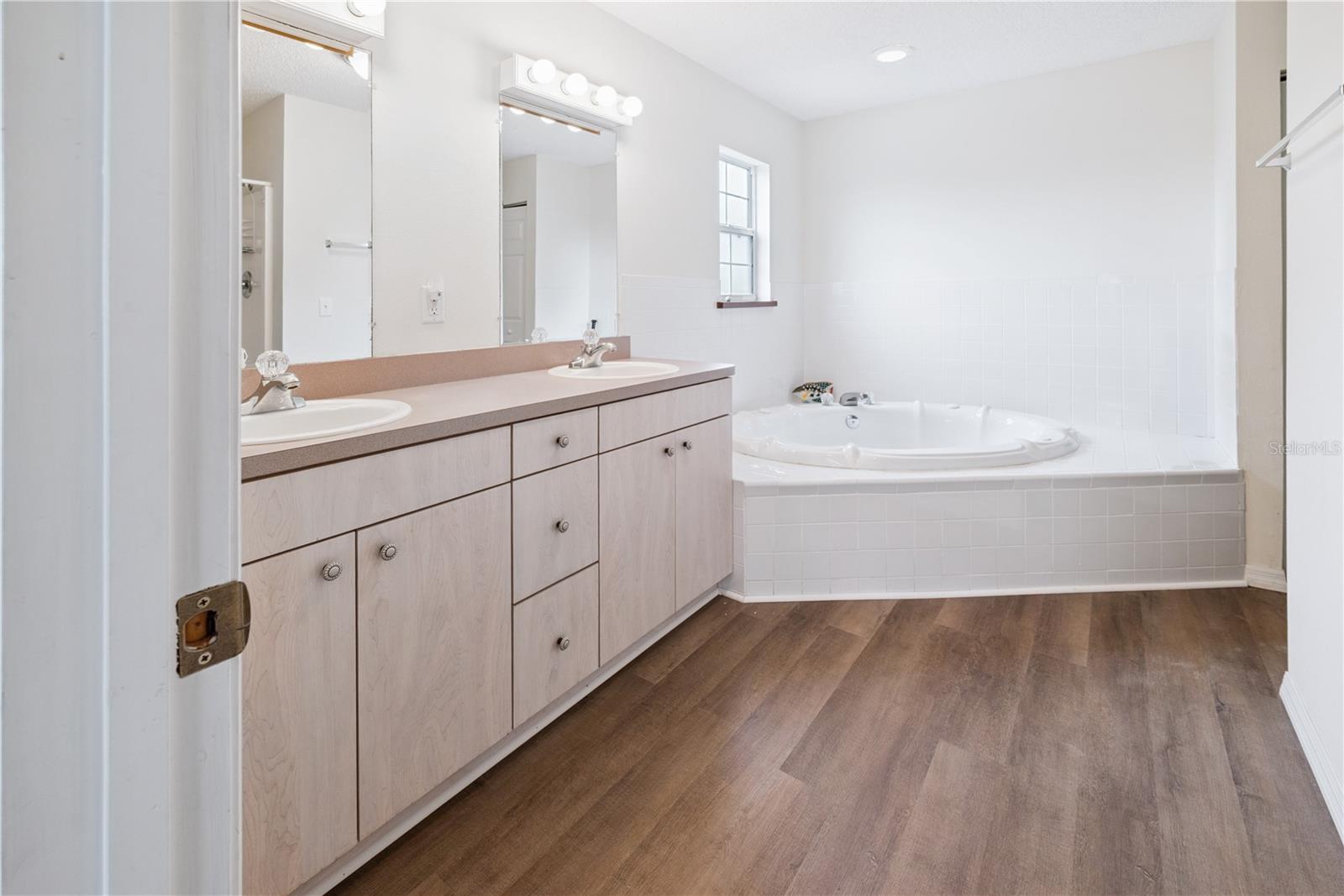 Image 41 of 50 For 78 901 Avenue