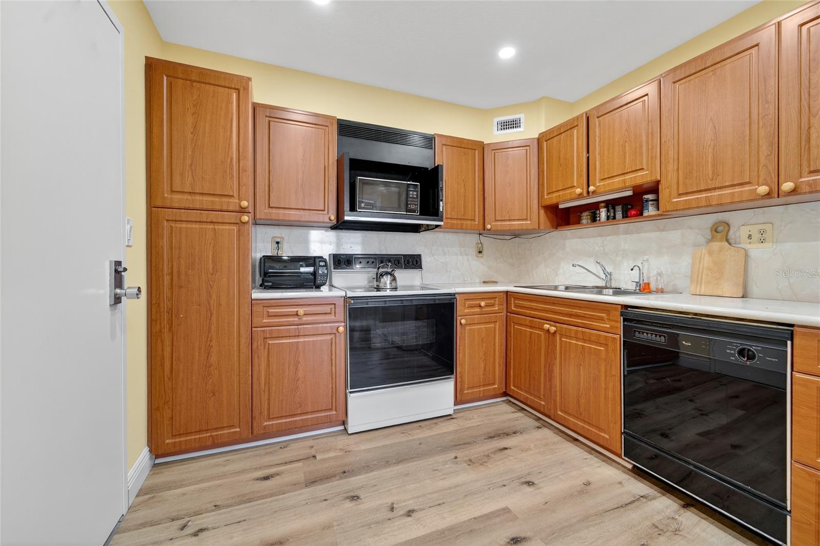 Image 12 of 36 For 10777 Sample Road 1212