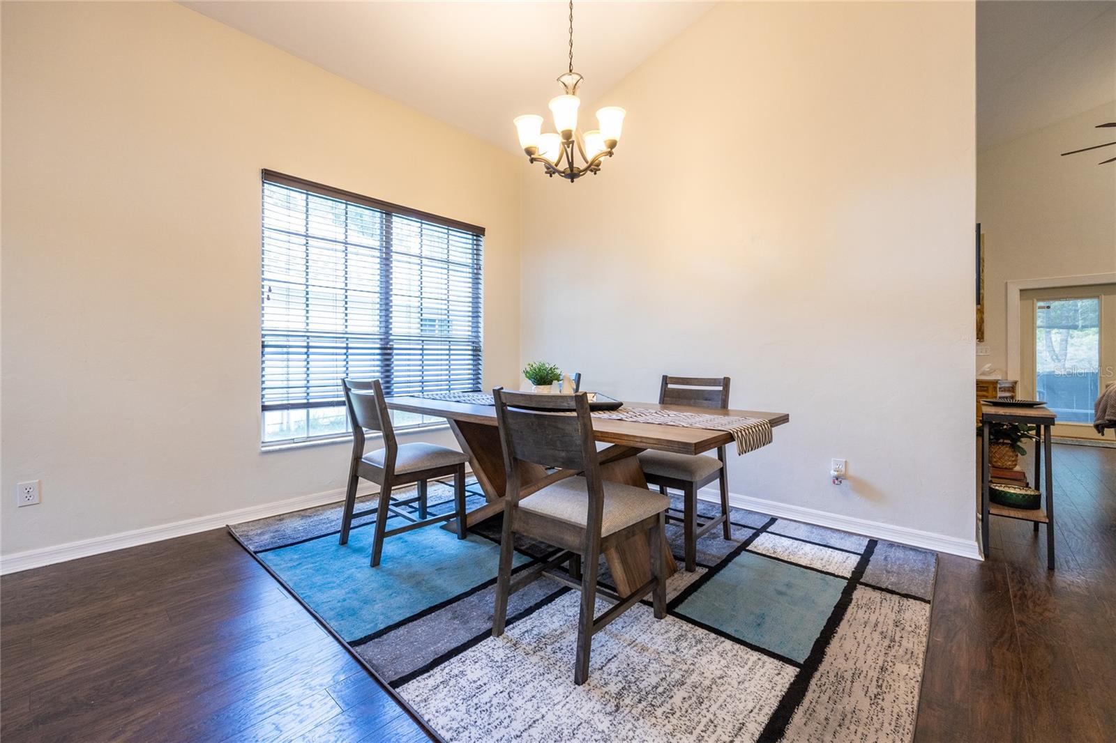 Image 18 of 59 For 6026 35 Street