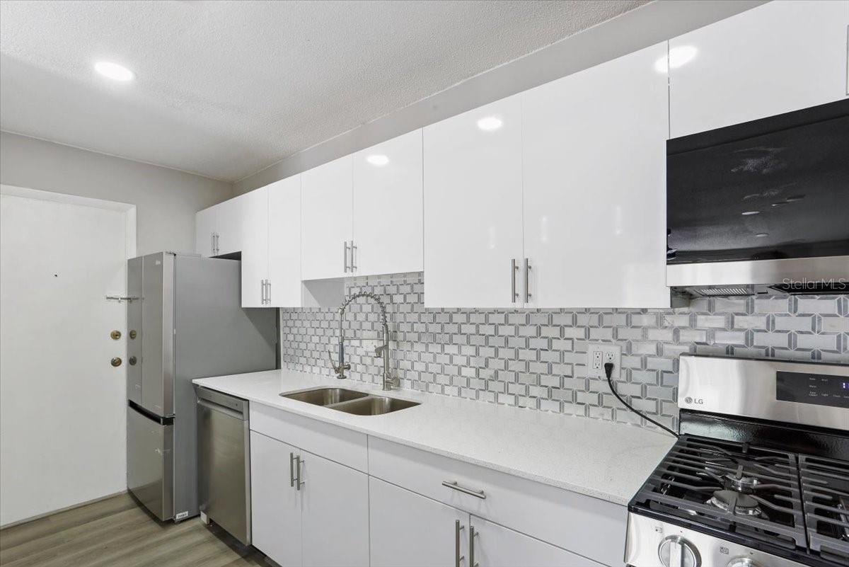Image 11 of 38 For 1700 16th Court Condo J21