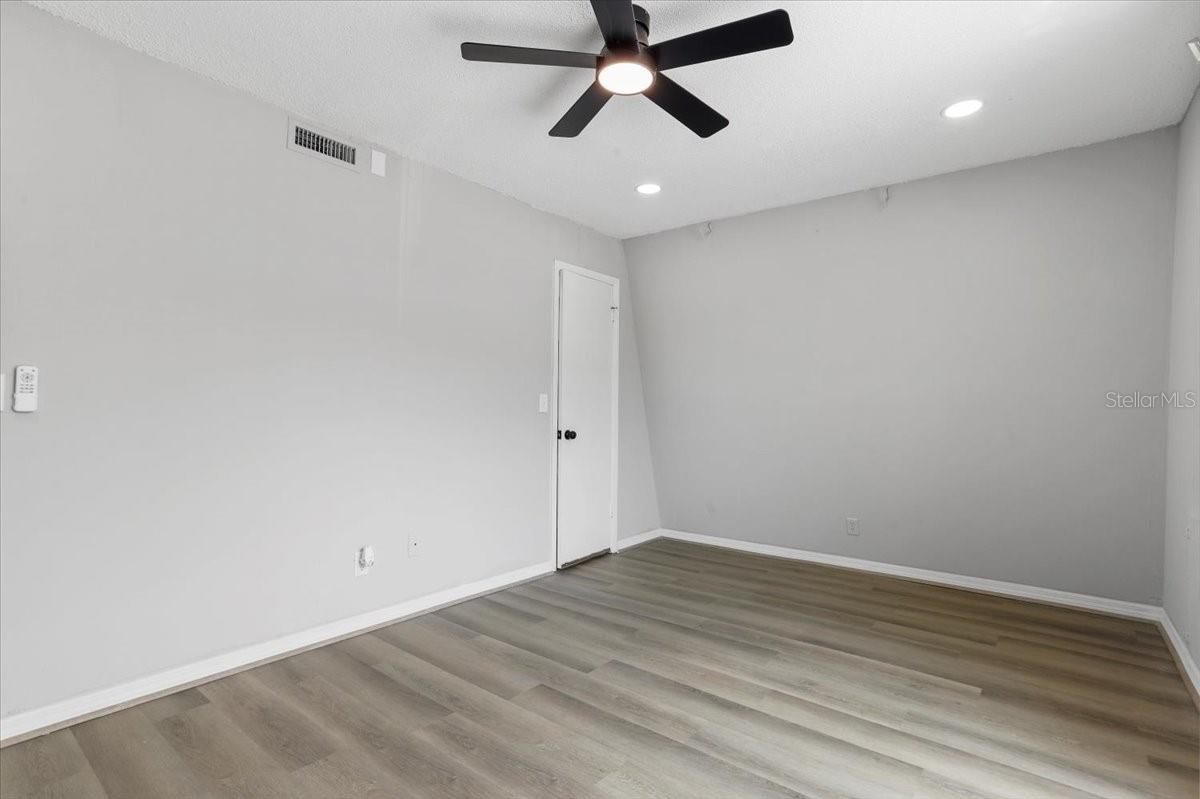 Image 16 of 38 For 1700 16th Court Condo J21