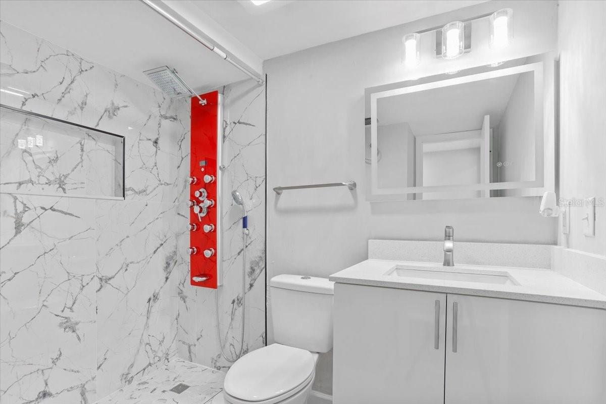 Image 21 of 38 For 1700 16th Court Condo J21