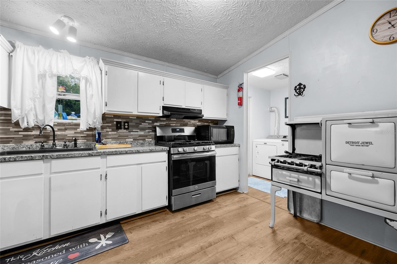 Image 10 of 34 For 670 Bethlehem Avenue