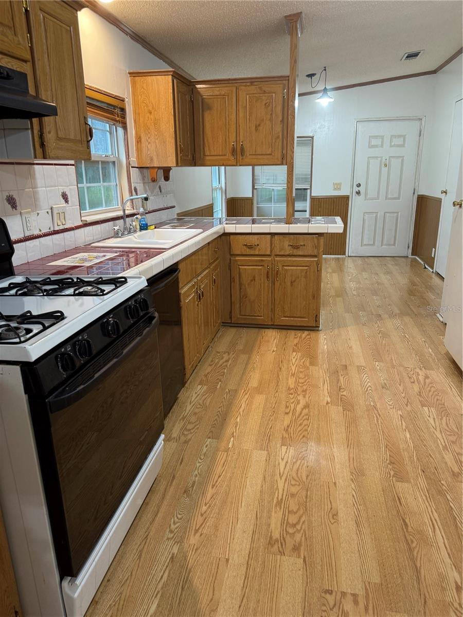Image 4 of 18 For 9405 92 Street