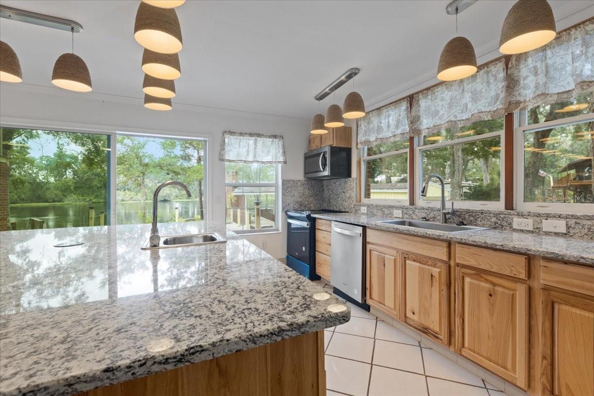 Image 17 of 61 For 79 851 Street
