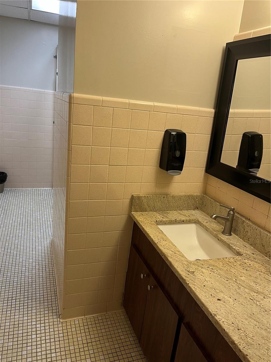 Image 16 of 19 For 204 University Avenue 8