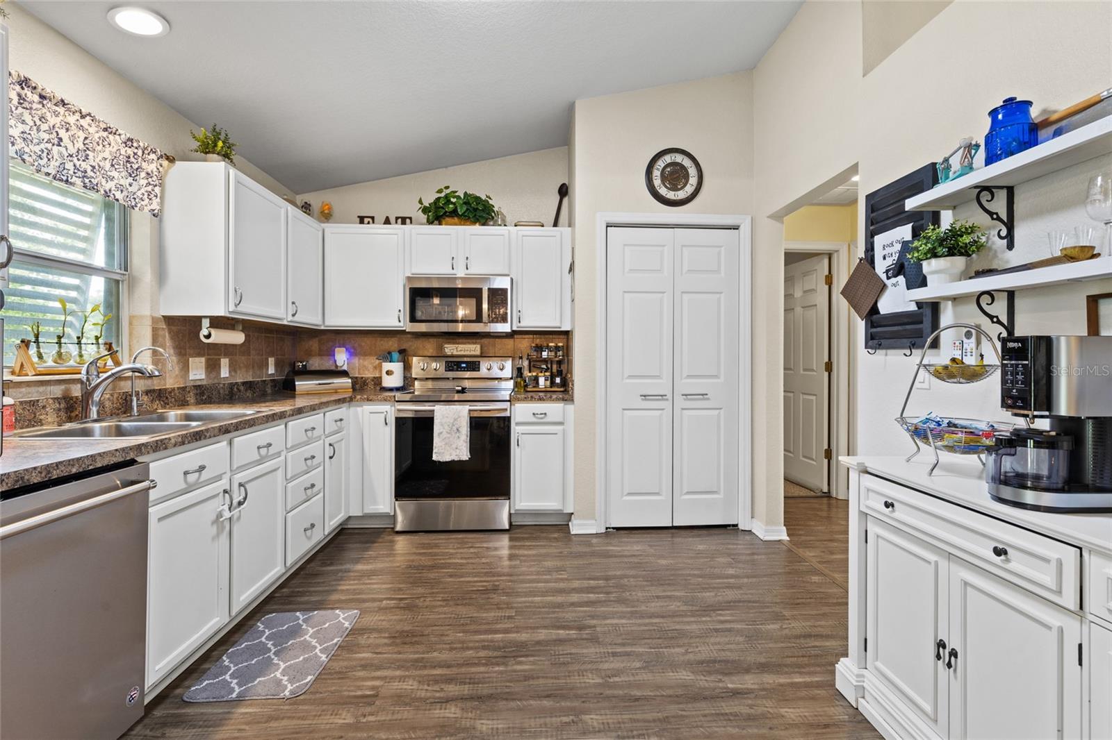 Image 7 of 29 For 885 6th Avenue