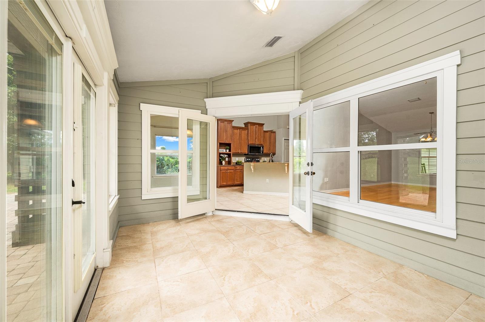 Image 21 of 92 For 10547 104th Avenue