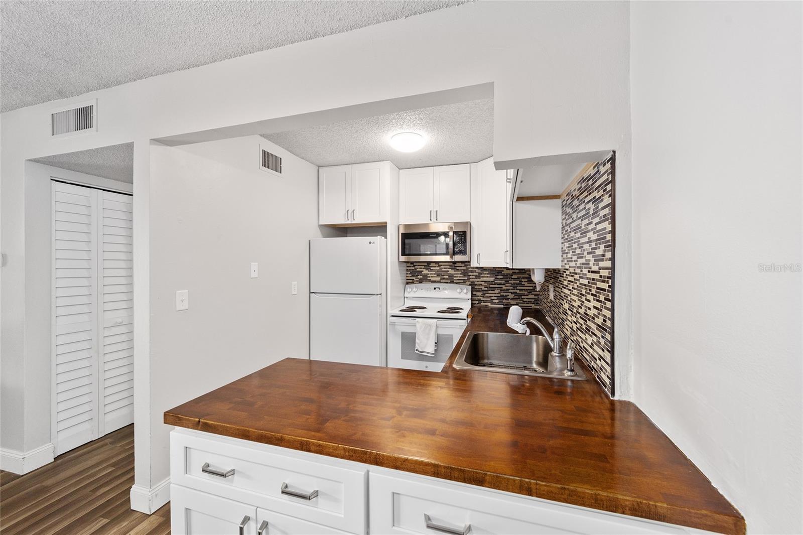 Image 8 of 17 For 6519 Newberry Road 1210
