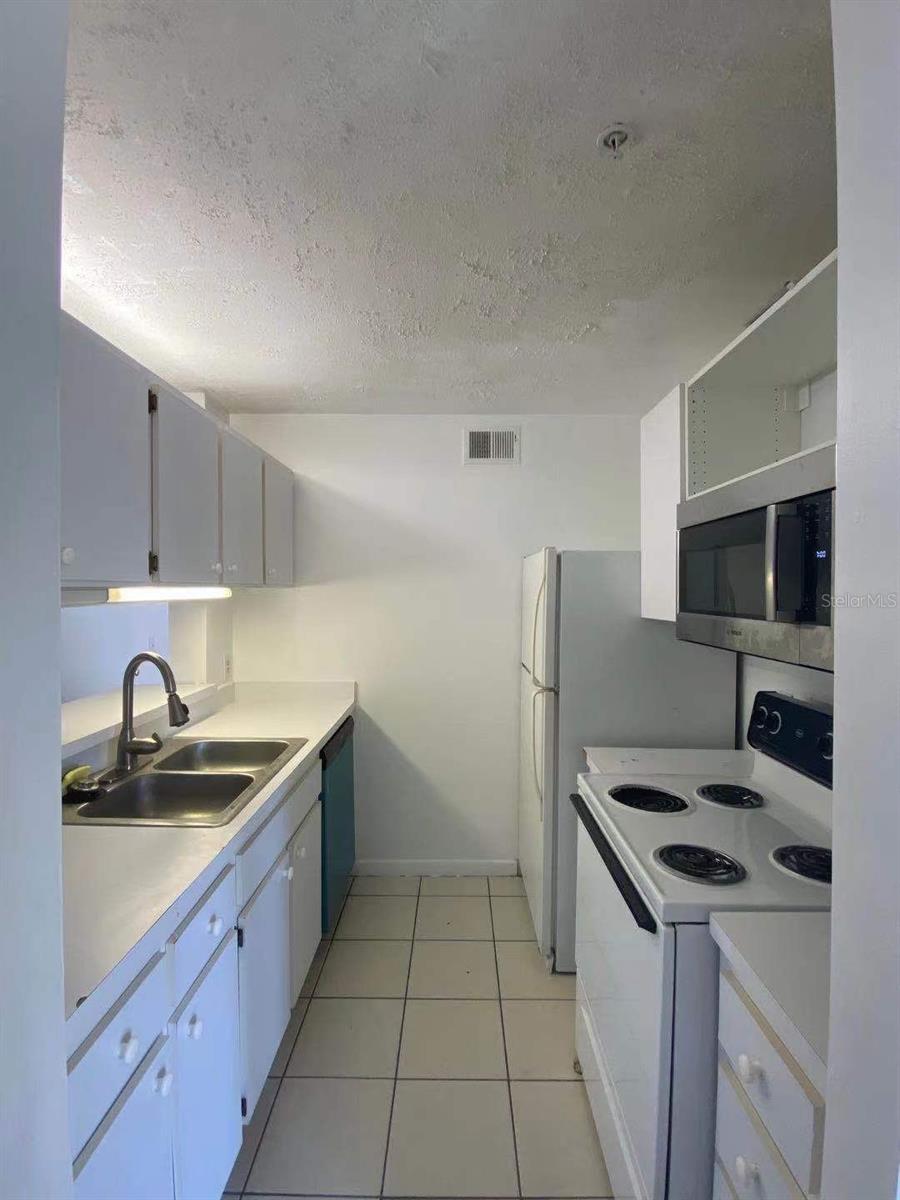 Listing photo id 2 for 3921 34th Street 208