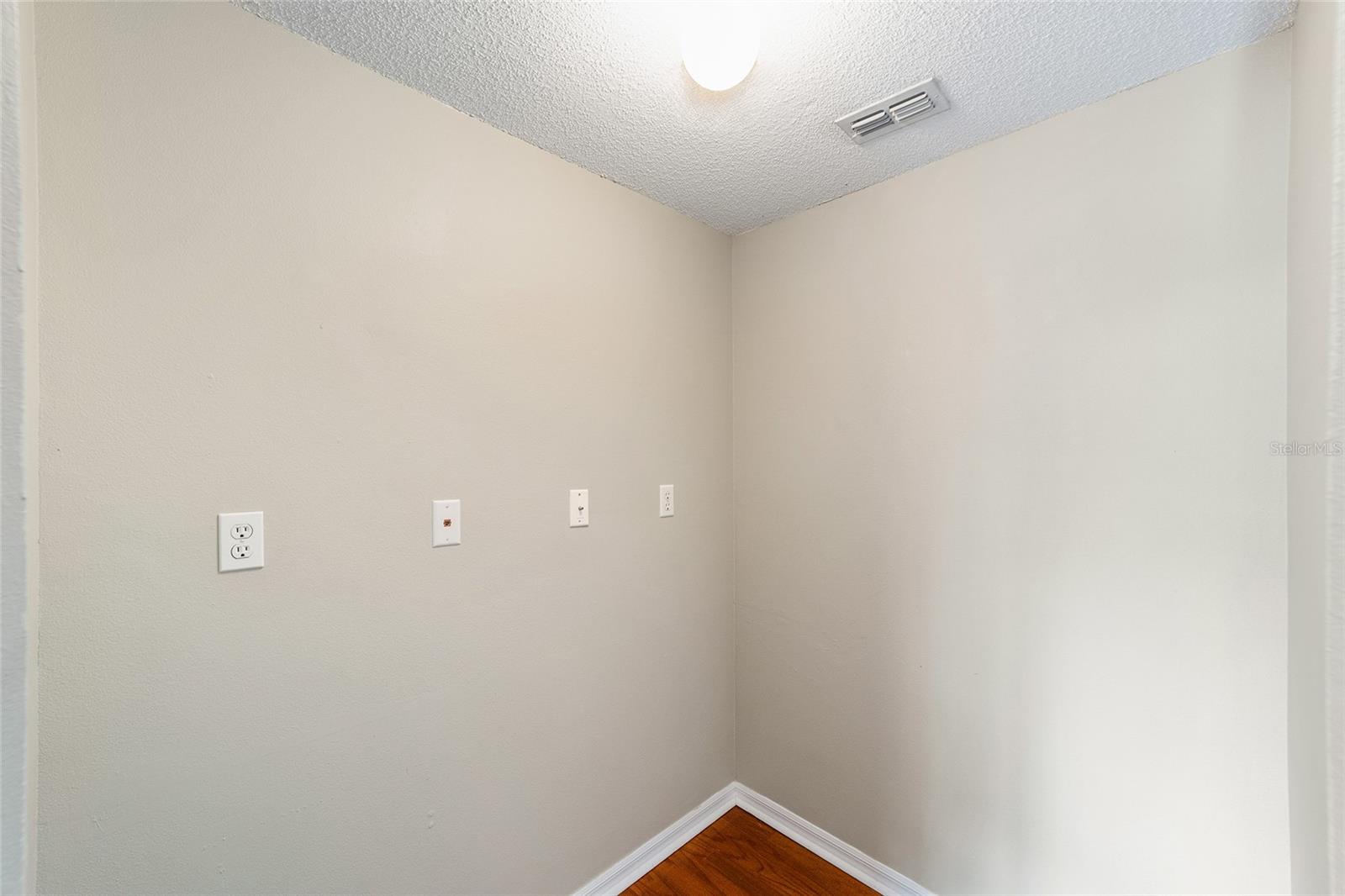 Image 6 of 37 For 10000 52nd Avenue 95