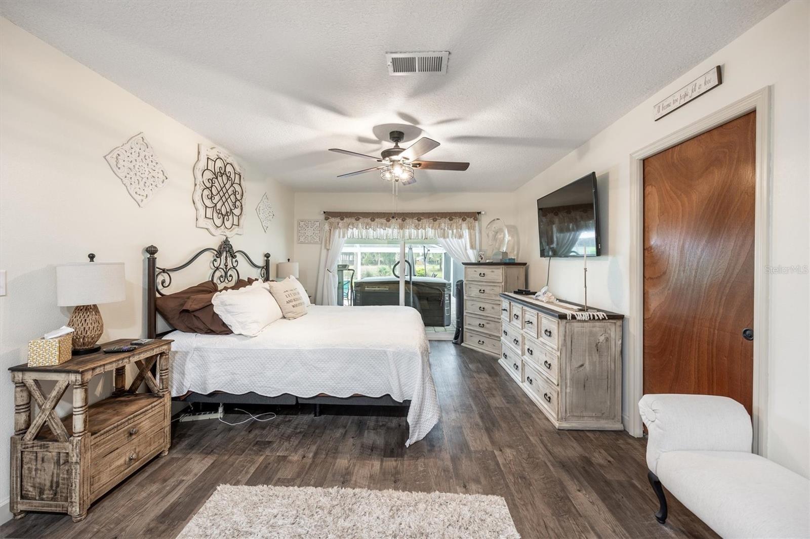 Listing photo id 17 for 1534 Frontier Drive